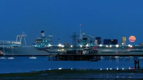 Ali Tre Blue super Moon, Portsmouth