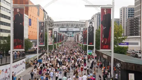 Penggemar PA Media berkumpul di luar Stadion Wembley di barat laut London, menjelang konser Eras Tour Taylor Swift.