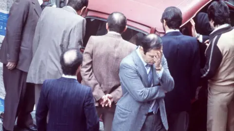 Gianni GIANSANTI/Gamma-Rapho Mayat korban Brigade Merah Aldo Moro ditemukan di bagian belakang mobil di Roma pada tahun 1978