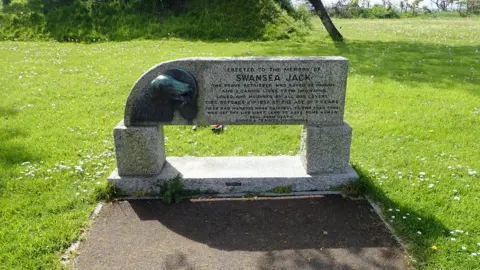 Eirian Evans/Geograph Swansea Jack's memorial on the city's promenade