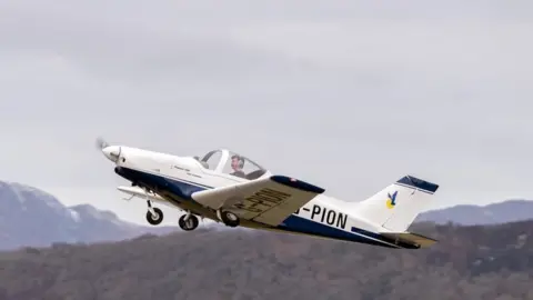 Geograph/The Carlisle Kid Pioneer 300 departing Oban Airport