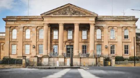 High Court in Dundee building, beige brick with four pillars at the front.