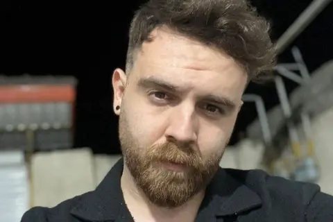 Facebook via Reuters Bestandsfoto van de gedetineerde Iraanse demonstrant Erfan Soltani