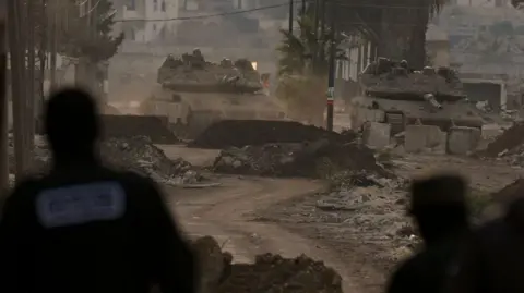 Syrians  Israeli tanks are seen near al-Hamidiyah, in Quneitra province, southern Syria (16 January 2025)