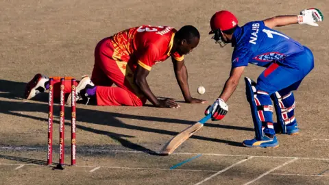 Zimbabwe's Tendai Chatara and Afghanistan's Najibullah Zadran