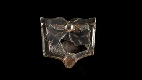 Amgueddfa Cymru – National Museum Wales Medieval belt strap with a pattern carved in the centre