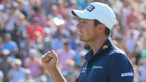 Viktor Hovland celebrates making the winning putt at the 2023 Memorial Tournament