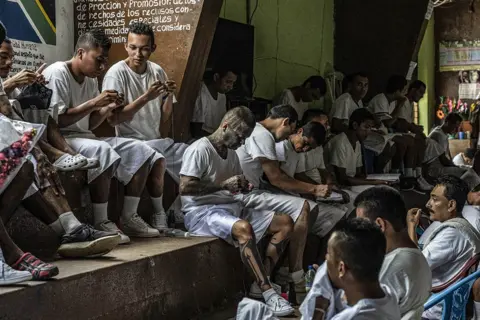 Tariq Zaidi Inmates in the "Yo Cambio" (I Change) Program relax while others knit. Apanteos Penal Institute, El Salvador. 5 November 2018.