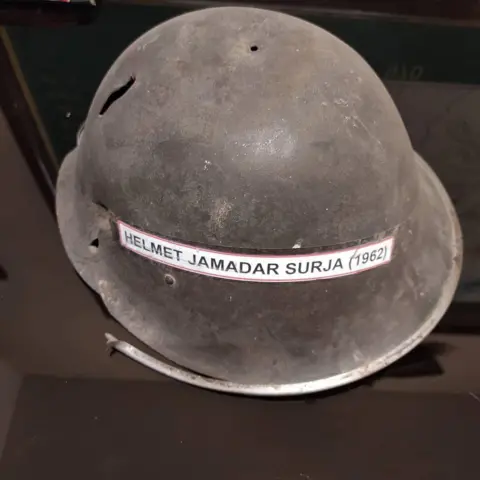 Kulpreet Yadav Um capacete recuperado do local da batalha em um museu na cidade de Rewari, em Haryana, para homenagear a memória dos guerreiros de Rezang La