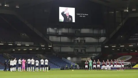 Martin Rickett / POOL Players from Burnley FC and Manchester City clap