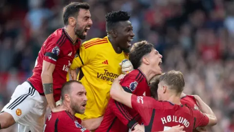 Getty Images Scott McTominay of Manchester United celebrates scoring the winning goal with team mates at Old Trafford on October 7, 2023 in Manchester