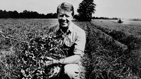 Getty Images Jimmy Carter di pertanian kacang tanahnya di Georgia pada tahun 1976