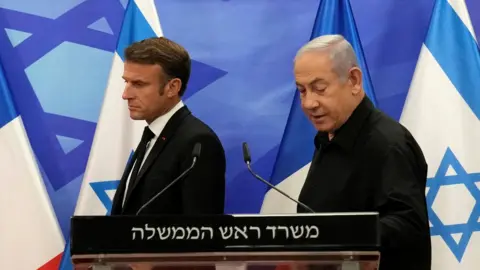 프랑스 출신의 에마누엘 마크론 (Emmanuel Macron) 로이터 대통령은 벤자민 네타냐후 이스라엘 총리 근처에서 기자 회견에 진출합니다.