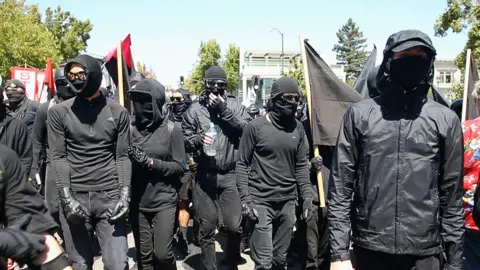 Getty Images odziany na czarno aktywistów antyfaszystowskich podczas protestów w Berkeley w Kalifornii