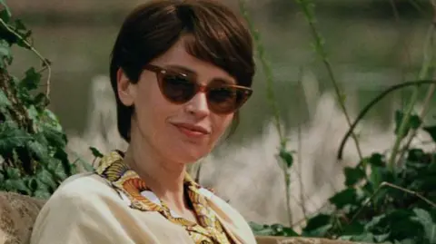 Low Crolee/Universal Pictures Head-Sholder Photo Picture of Felicity Jones, wearing sunglasses in cruelist