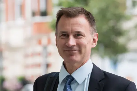 Getty Images Una fotografía de primer plano de Jeremy Hunt, con traje y corbata azul.