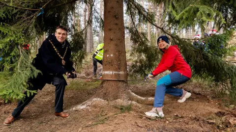 The Mayor of Oslo, Anne Lindboe, is wearing the red coat. The UK Ambassador to Norway, Jan Thompson, is wearing the brown coat and the Lord Mayor of Westminster, Cllr Robert Rigby, is in the duffle coat with the chains.  
 
