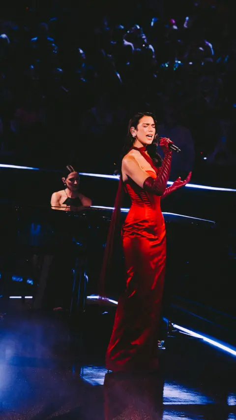 Lloyd Wakefield Dua Lipa se apresenta com um vestido vermelho John Paul Gaultier no Royal Albert Hall