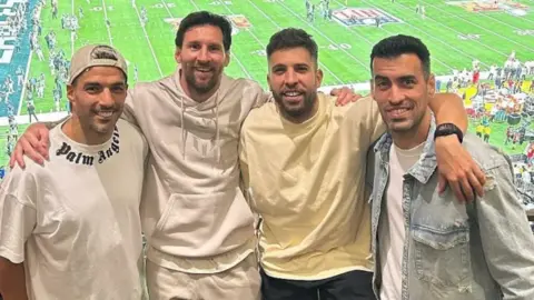 Instagram/Jordialbaofinial Inter Miami's Lionel Messi, Luis Suarez, Jordi Alba dan Sergio Busquets Masing -masing Autaded Super Bowl 59