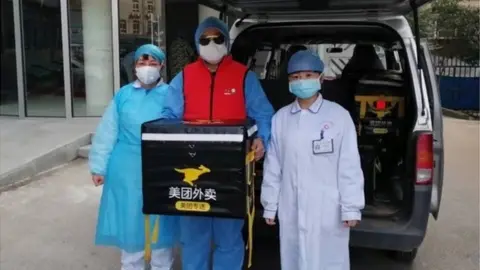 Meituan Medical staff take delivery of food