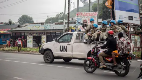 Getty Images Tentara Uruguay dari Misi Stabilisasi Organisasi Perserikatan Bangsa-Bangsa di Republik Demokratik Kongo (MONUSCO) melakukan perjalanan dengan truk pick-up mereka di Goma, pada 25 Januari 2025.