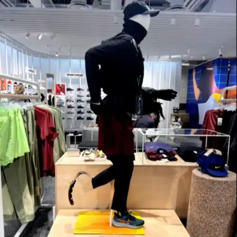 BBC Morning Live un maniquí con una cuchilla en exhibición en la tienda