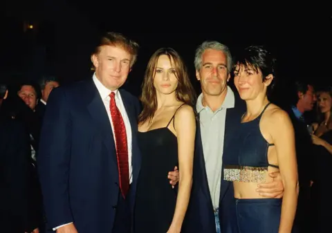 Getty Images Donald Trump e sua futura esposa Melania Knauss, Jeffrey Epstein e Ghislaine Maxwell posam juntos no Mar-a-Lago Club em Palm Beach, Flórida, em fevereiro de 2000. 