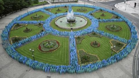 Naked volunteers pose for Tunick artwork on Bondi Beach - BBC News