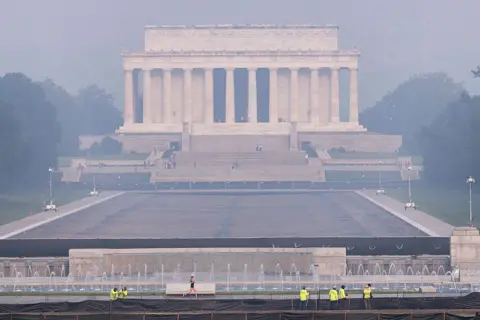 Getty Images El humo de los enormes incendios forestales en Canadá y Minnesota envuelve el horizonte de Washington, DC, reduciendo la visibilidad y proyectando una neblina de color sobre el Monumento a Lincoln.
