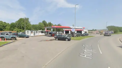 Google Maps A picture of a Murco garage surrounded by cars. There is a road in front of the garage and trees can be seen in the distance.
