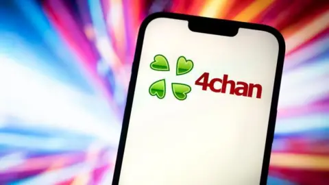 A phone screen with the 4chan logo, a green four leaf clover. 