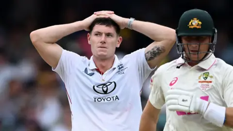 Matthew Potts stands with hands on head during Sydney Test