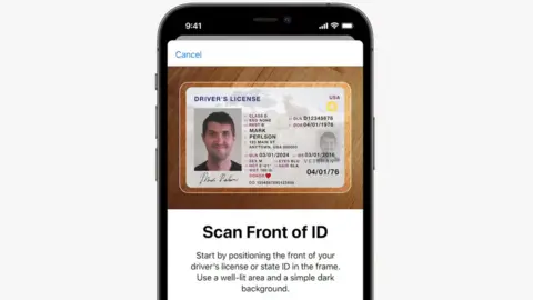 Apple The interface for scanning a driver's licence