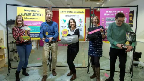 Chris Bahn / Bristol City Council Representatives launch #Electric Avenue pop-up shop