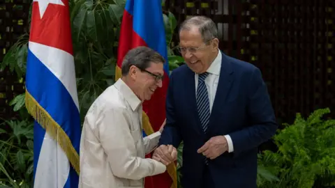 RAMON ESPINOSA/AFP Ο Ρώσος υπουργός Εξωτερικών Σεργκέι Λαβρόφ (R) και ο υπουργός Εξωτερικών της Κούβας, Μπρούνο Ροντρίγκεζ, δίνουν τα χέρια κατά τη διάρκεια συνάντησης στην Αβάνα στις 20 Απριλίου 2023