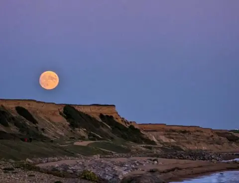 lunar_593 Hunter's Moon Barton on Sea