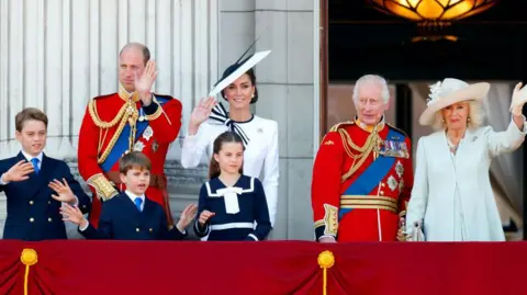 Getty Images O Príncipe George de Gales, o Príncipe William, Príncipe de Gales (Coronel da Guarda Galesa), o Príncipe Louis de Gales, a Princesa Charlotte de Gales, Catherine, Princesa de Gales, o Rei Charles III, vestindo seu uniforme da Guarda Irlandesa, e a Rainha Camilla assistem a um sobrevoo da RAF da sacada do Palácio de Buckingham após participarem do Trooping the Colour em 15 de junho de 2024 em Londres, Inglaterra. 