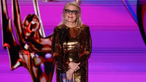 Presenter Reuters Candice Bergen berbicara di atas panggung pada Primetime Emmy Awards ke-76 di Los Angeles, California, AS, 15 September 2024