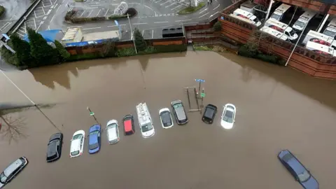 Tempat parkir mobil yang kebanjiran di Meadow Hill pada hari Rabu