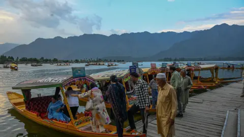 দালের শিকুরার আবিদ ভেহহাত বাউস্টস