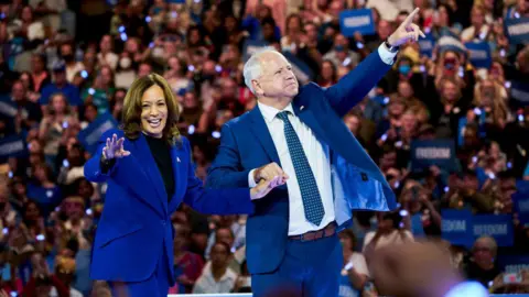 De Amerikaanse vice-president Kamala Harris en haar running mate Tim Walz staan ​​op het podium tijdens een campagne-evenement in Milwaukee, Wisconsin, 20 augustus 2024.