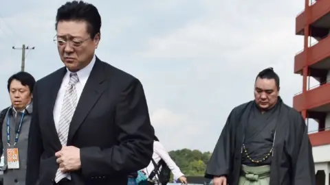 AFP Mongolian sumo wrestler yokozuna, or grand champion, Harumafuji (R) and stable master Isegahama (L) - 14 November 2017