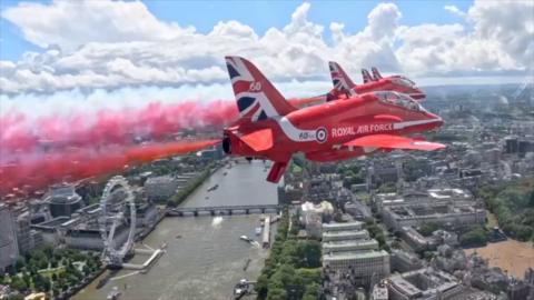 Red Arrows flying over central London 