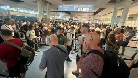 submitted The queue at Porto Airport