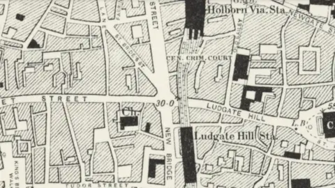 Biblioteca Nacional de Escocia El mapa muestra un Londres construido que nos resulta muy familiar hoy en día. Numerosos edificios y pequeñas calles sinuosas, con juzgados penales ahora visibles.