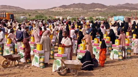 AFP Displaced Yemenis receive food aid in Hajjah province (20 October 2018)