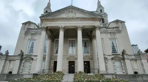 Leeds Civic Hall has structural issue - council report