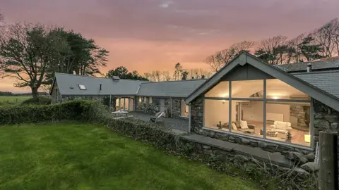 Act Studios/Finest Properties Cowshed at Llanfendigaid