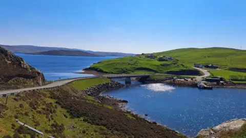 the bridge connecting Shetland Mainland and the island of Muckle Roe