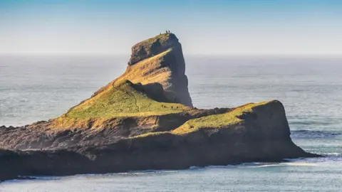 Martyn Jenkins Hikers on top of Worm’s Head